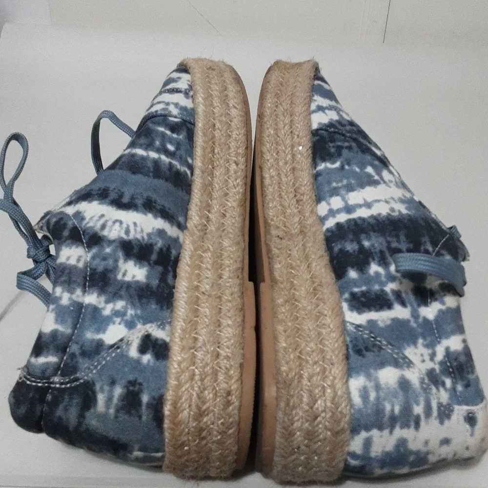 BOUTIQUE By Corkys Tart Blue/White Tie Dye Lace Up Women‎ 9